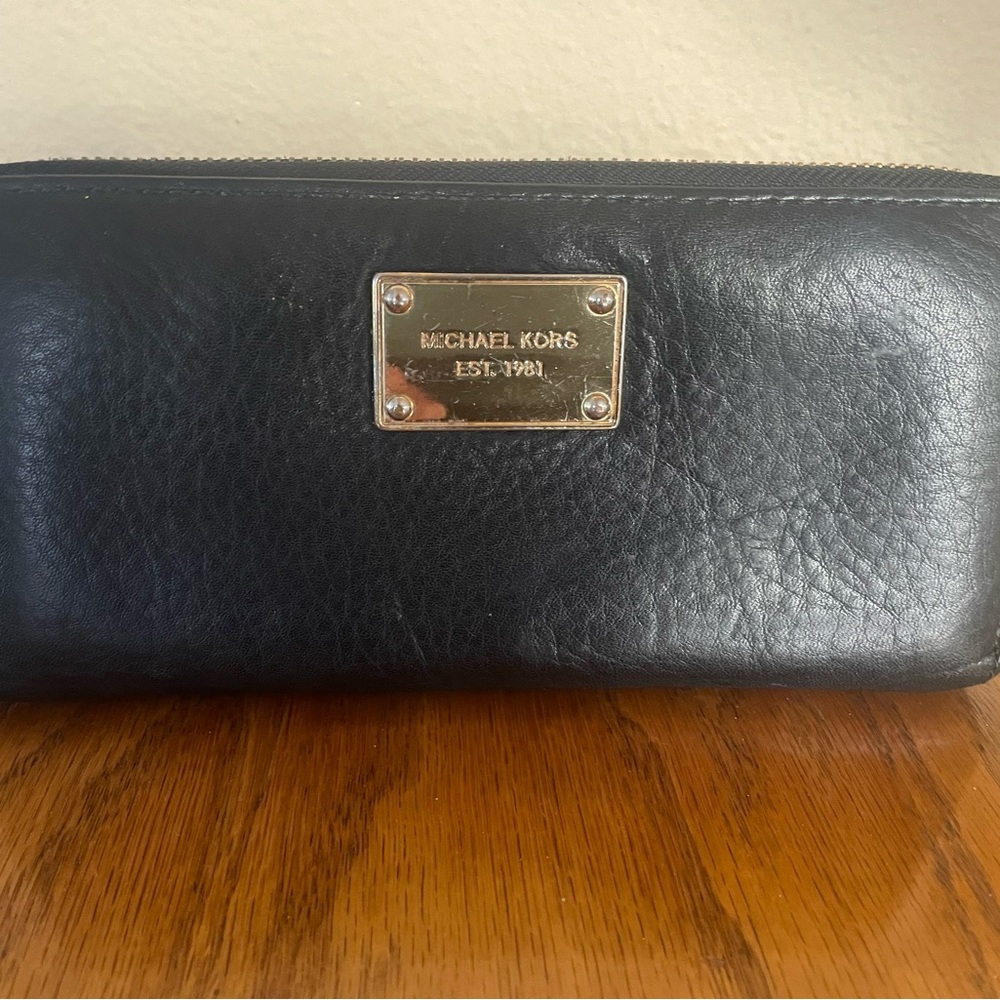 Michael Kors Zip Around Black Leather long wallet in excellent condition